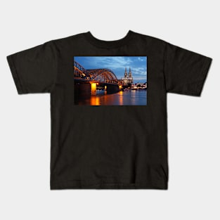 Cologne Cathedral, Dom, Hohenzollern Bridge, dusk, Cologne, Germany Kids T-Shirt